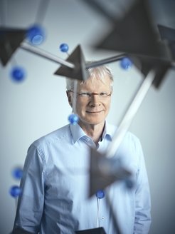 Prof. Ferdi Schüth has been named an honorary fellow of the Chinese Chemical Society for his contributions to sustainable catalysis and international collaboration.